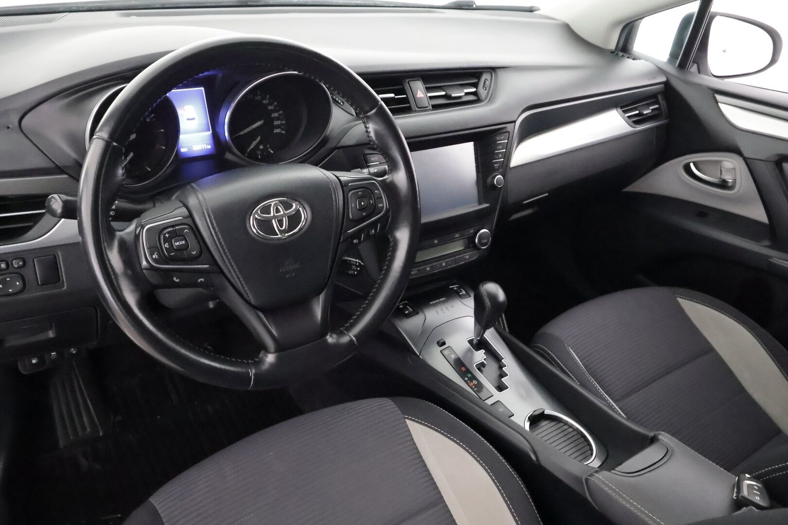 Toyota Avensis 2018 1,8 Valvematic Active Edition Touring Sports Multidrive S - | P.Kamera | LED | Sisätilanlämmitin | Kaistavahti | Navi | Vakkari | Kahdet renkaat | Merkkihuollot | Suomi-auto |