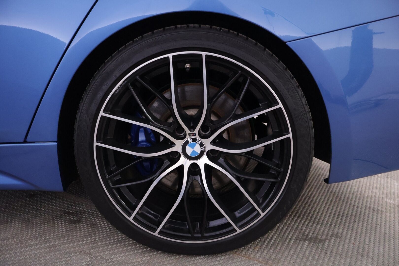 BMW 330 2017 F30 Sedan 330e A Business M Sport */ Kattoluukku / Prof. Navi / Vakkari / P-ilmastointi  / 2x renkaat /* - *Näyttävä / Siisti yksilö / 2x renkaat