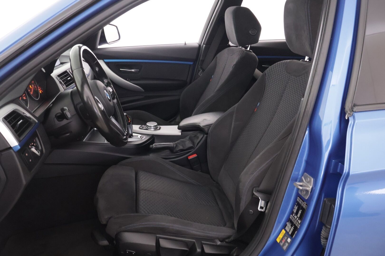 BMW 330 2017 F30 Sedan 330e A Business M Sport */ Kattoluukku / Prof. Navi / Vakkari / P-ilmastointi  / 2x renkaat /* - *Näyttävä / Siisti yksilö / 2x renkaat