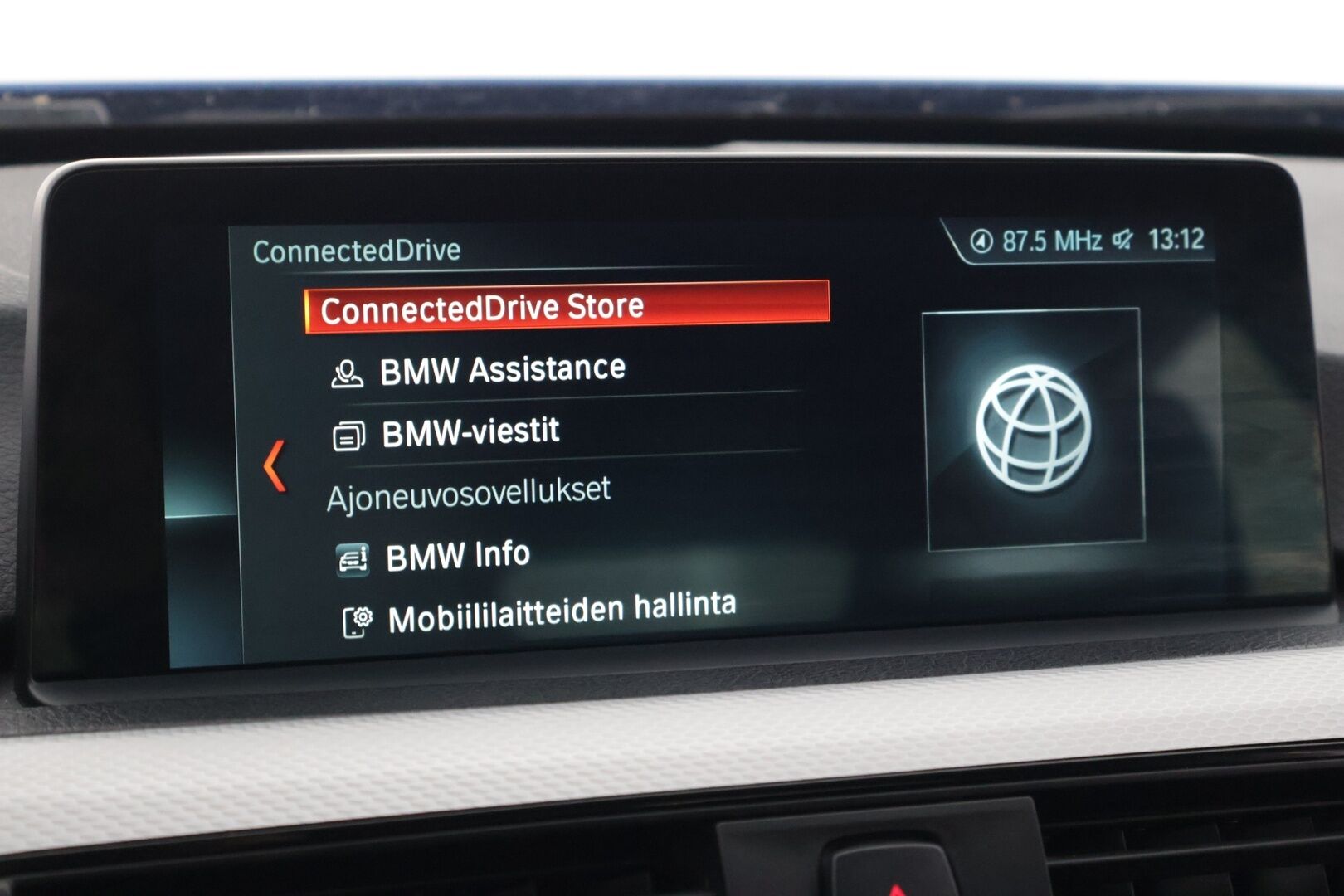 BMW 330 2017 F30 Sedan 330e A Business M Sport */ Kattoluukku / Prof. Navi / Vakkari / P-ilmastointi  / 2x renkaat /* - *Näyttävä / Siisti yksilö / 2x renkaat