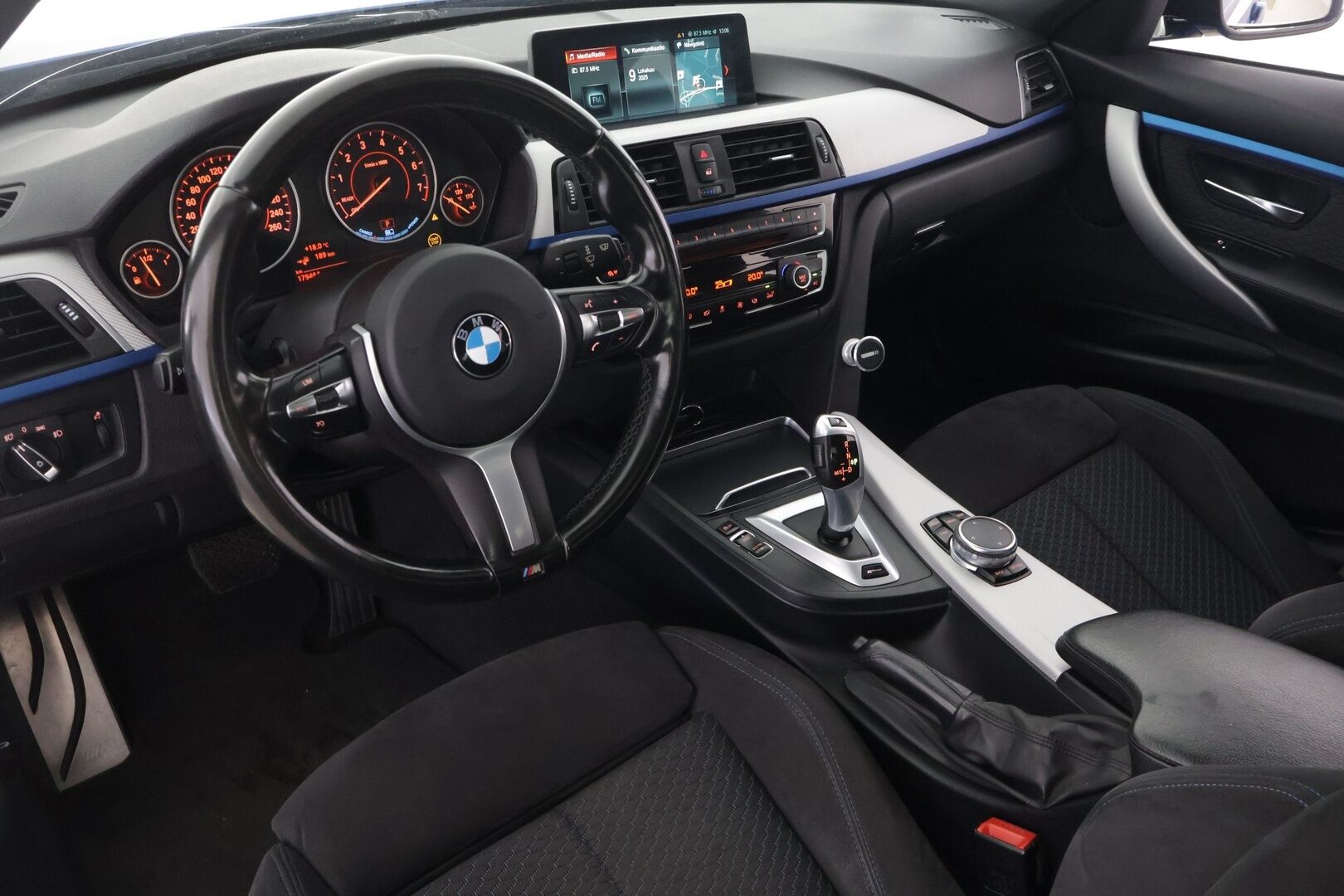 BMW 330 2017 F30 Sedan 330e A Business M Sport */ Kattoluukku / Prof. Navi / Vakkari / P-ilmastointi  / 2x renkaat /* - *Näyttävä / Siisti yksilö / 2x renkaat
