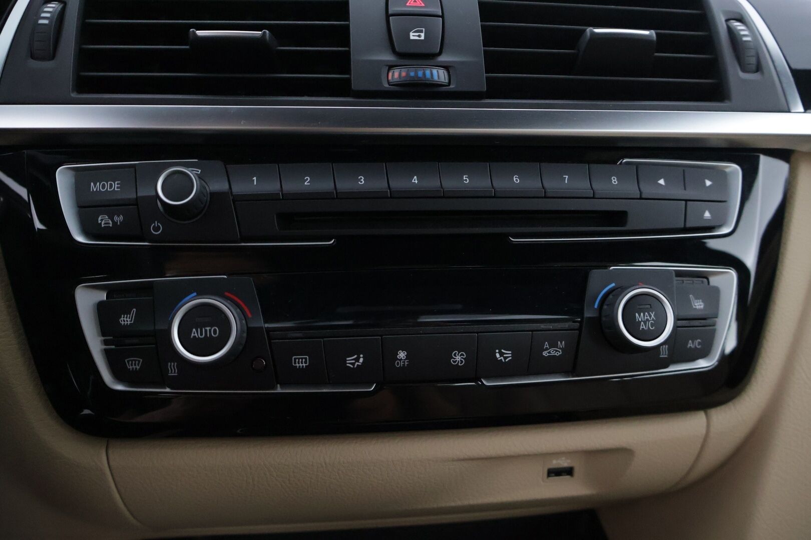 BMW 320 2018 F31 Touring 320d A xDrive Business Exclusive xDrive Edition * Prof.Navi / Hifit / Tutkat / NahkaSportpenkit / Ratinlämmitin / Vakkari * - Upea yksilö vaaleilla sportti nahkapenkeillä!