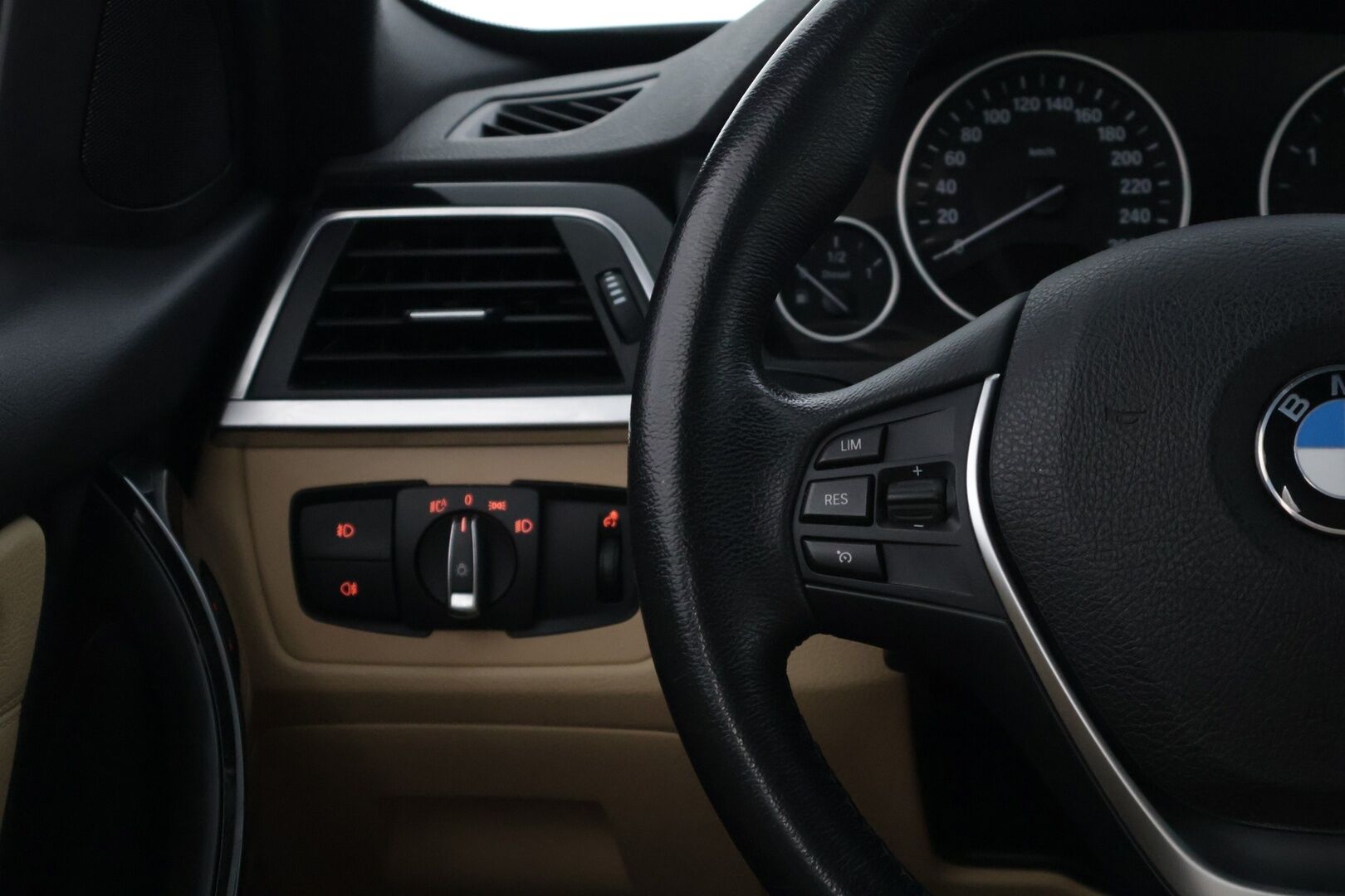 BMW 320 2018 F31 Touring 320d A xDrive Business Exclusive xDrive Edition * Prof.Navi / Hifit / Tutkat / NahkaSportpenkit / Ratinlämmitin / Vakkari * - Upea yksilö vaaleilla sportti nahkapenkeillä!