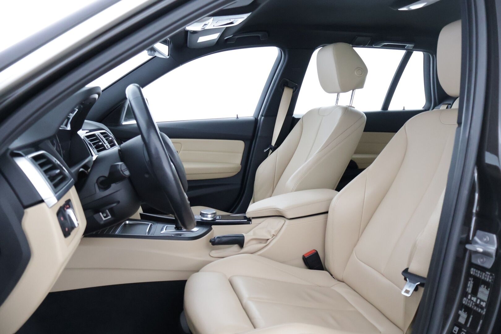 BMW 320 2018 F31 Touring 320d A xDrive Business Exclusive xDrive Edition * Prof.Navi / Hifit / Tutkat / NahkaSportpenkit / Ratinlämmitin / Vakkari * - Upea yksilö vaaleilla sportti nahkapenkeillä!