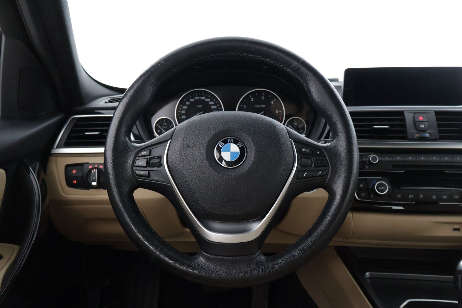 BMW 320 2018 F31 Touring 320d A xDrive Business Exclusive xDrive Edition * Prof.Navi / Hifit / Tutkat / NahkaSportpenkit / Ratinlämmitin / Vakkari * - Upea yksilö vaaleilla sportti nahkapenkeillä!