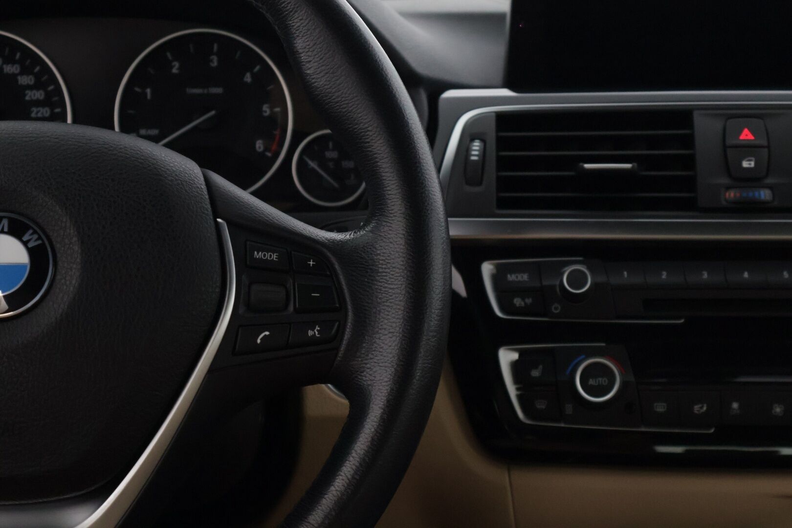 BMW 320 2018 F31 Touring 320d A xDrive Business Exclusive xDrive Edition * Prof.Navi / Hifit / Tutkat / NahkaSportpenkit / Ratinlämmitin / Vakkari * - Upea yksilö vaaleilla sportti nahkapenkeillä!