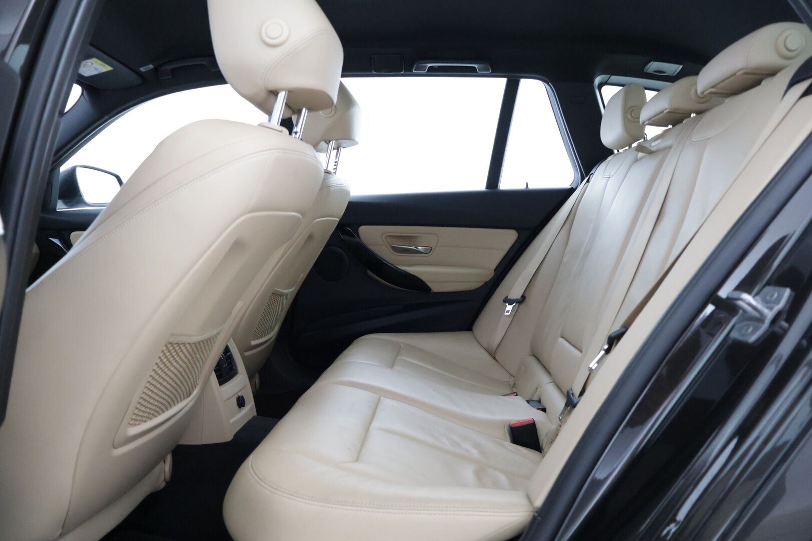 BMW 320 2018 F31 Touring 320d A xDrive Business Exclusive xDrive Edition * Prof.Navi / Hifit / Tutkat / NahkaSportpenkit / Ratinlämmitin / Vakkari * - Upea yksilö vaaleilla sportti nahkapenkeillä!