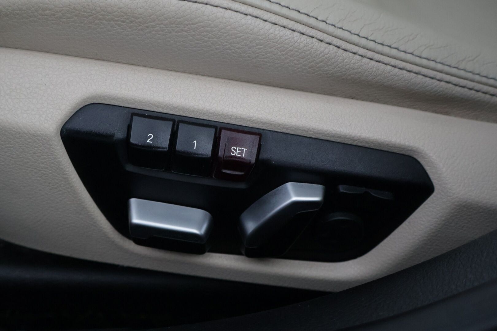 BMW 330 2018 F30 Sedan 330e A Business Exclusive Luxury *Suomi-auto / H&K / Prof.Navi / Kattoluukku / LED / Muistipenkit* - *Akku kuntotarkastettu / Vaaleat sporttinahat / 2x Renkaat ja vanteet*