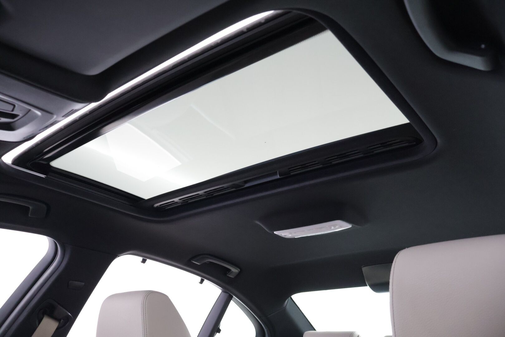 BMW 330 2018 F30 Sedan 330e A Business Exclusive Luxury *Suomi-auto / H&K / Prof.Navi / Kattoluukku / LED / Muistipenkit* - *Vaaleat sporttinahat / 2x Renkaat ja vanteet*