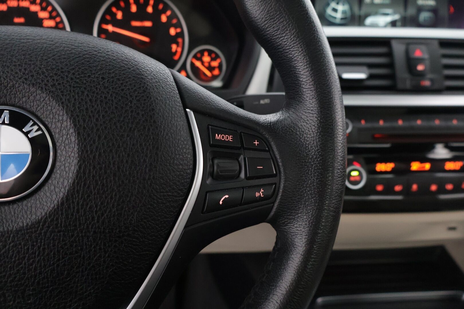 BMW 330 2018 F30 Sedan 330e A Business Exclusive Luxury *Suomi-auto / H&K / Prof.Navi / Kattoluukku / LED / Muistipenkit* - *Akku kuntotarkastettu / Vaaleat sporttinahat / 2x Renkaat ja vanteet*