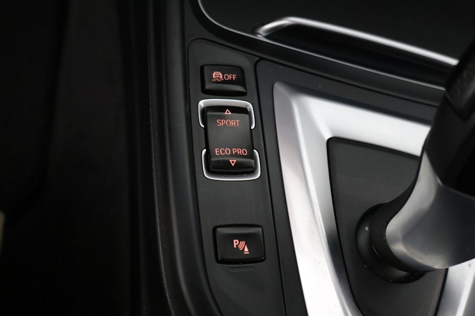 BMW 330 2018 F30 Sedan 330e A Business Exclusive Luxury *Suomi-auto / H&K / Prof.Navi / Kattoluukku / LED / Muistipenkit* - *Vaaleat sporttinahat / 2x Renkaat ja vanteet*