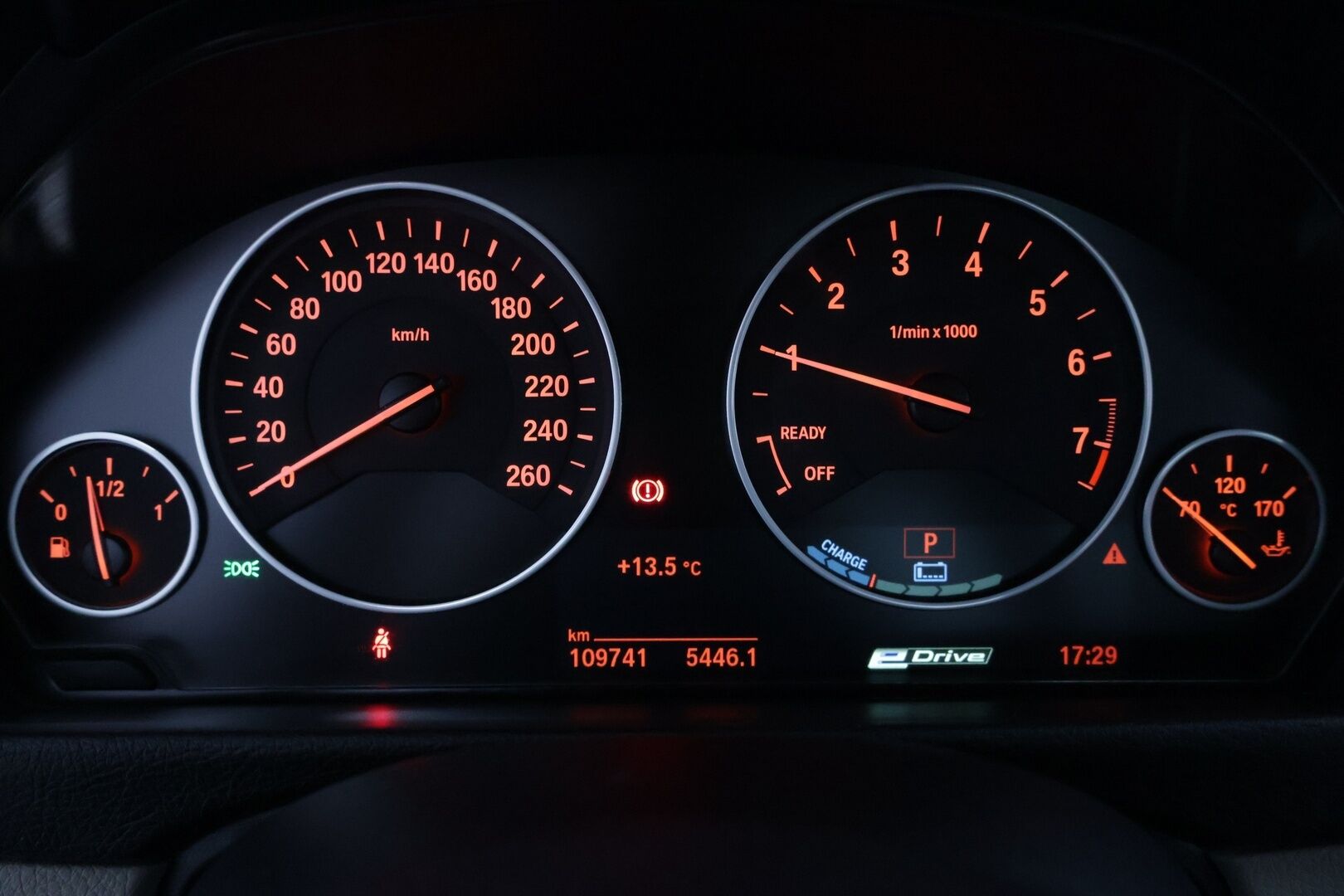 BMW 330 2018 F30 Sedan 330e A Business Exclusive Luxury *Suomi-auto / H&K / Prof.Navi / Kattoluukku / LED / Muistipenkit* - *Akku kuntotarkastettu / Vaaleat sporttinahat / 2x Renkaat ja vanteet*