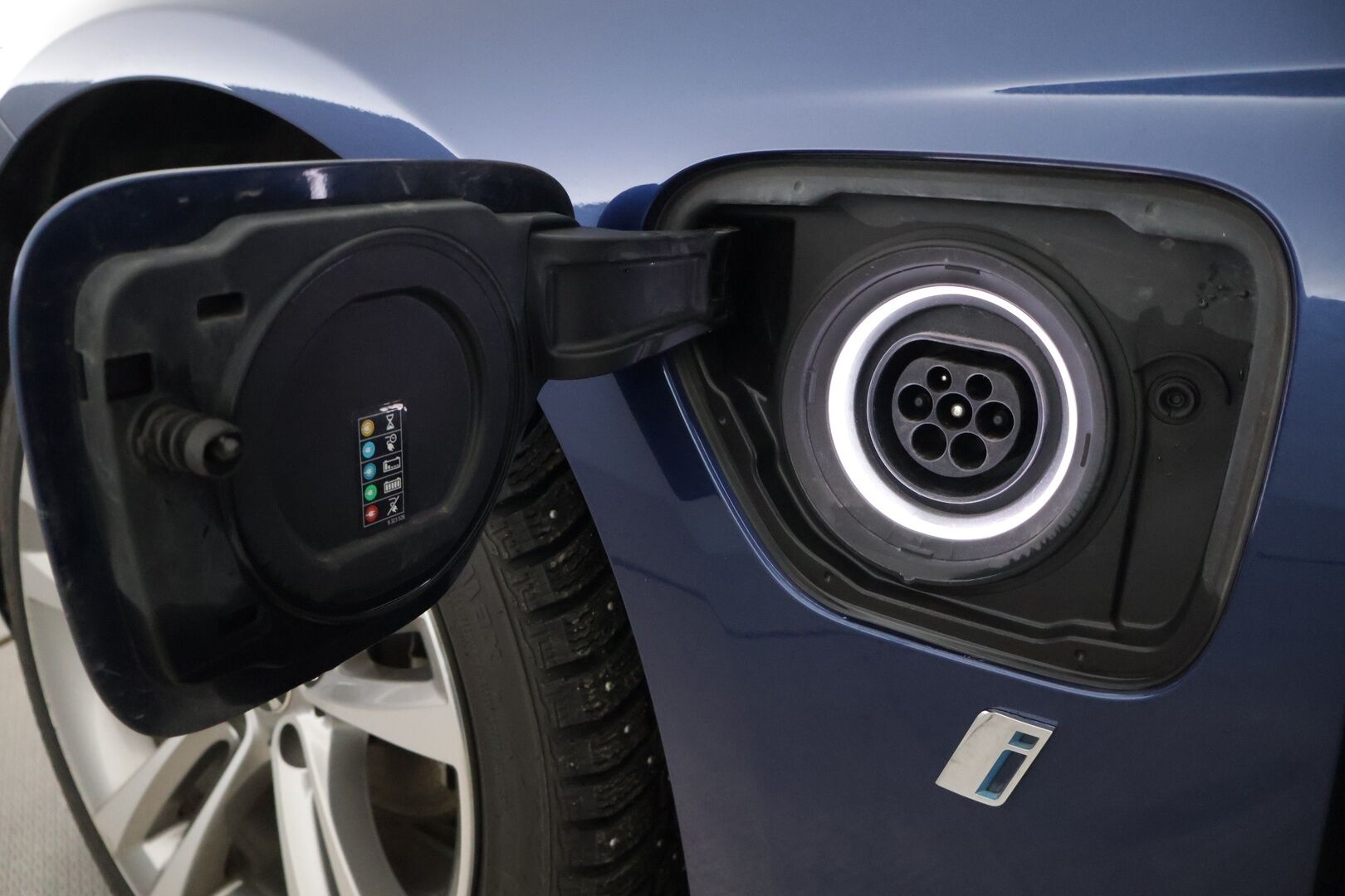 BMW 330 2018 F30 Sedan 330e A Business Exclusive Luxury *Suomi-auto / H&K / Prof.Navi / Kattoluukku / LED / Muistipenkit* - *Vaaleat sporttinahat / 2x Renkaat ja vanteet*