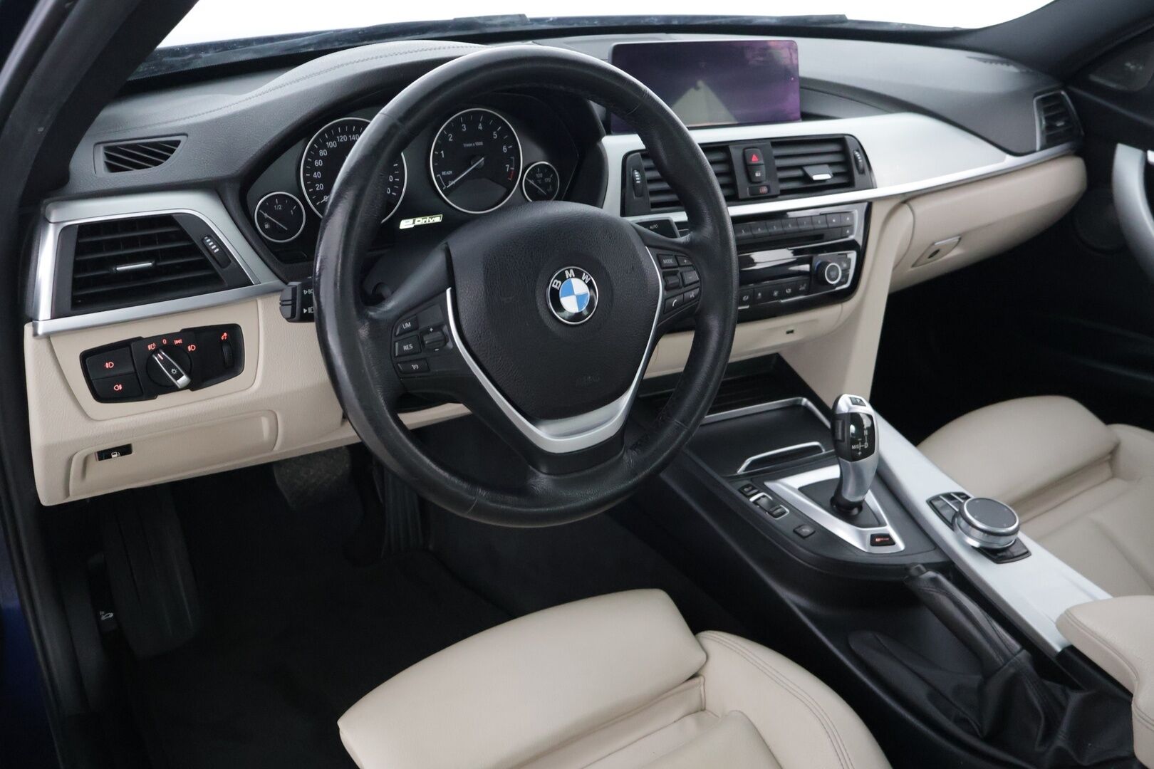 BMW 330 2018 F30 Sedan 330e A Business Exclusive Luxury *Suomi-auto / H&K / Prof.Navi / Kattoluukku / LED / Muistipenkit* - *Akku kuntotarkastettu / Vaaleat sporttinahat / 2x Renkaat ja vanteet*