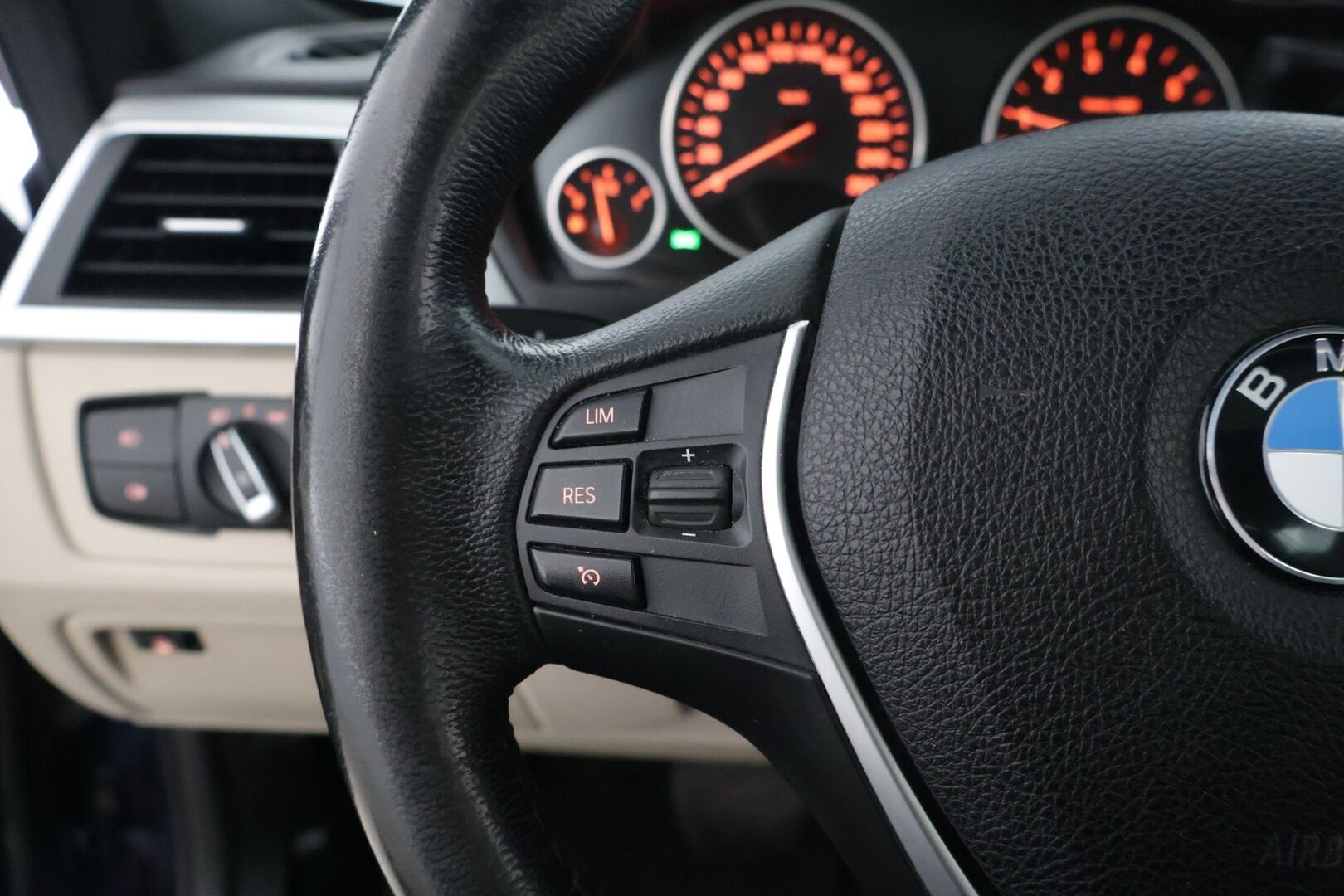 BMW 330 2018 F30 Sedan 330e A Business Exclusive Luxury *Suomi-auto / H&K / Prof.Navi / Kattoluukku / LED / Muistipenkit* - *Vaaleat sporttinahat / 2x Renkaat ja vanteet*