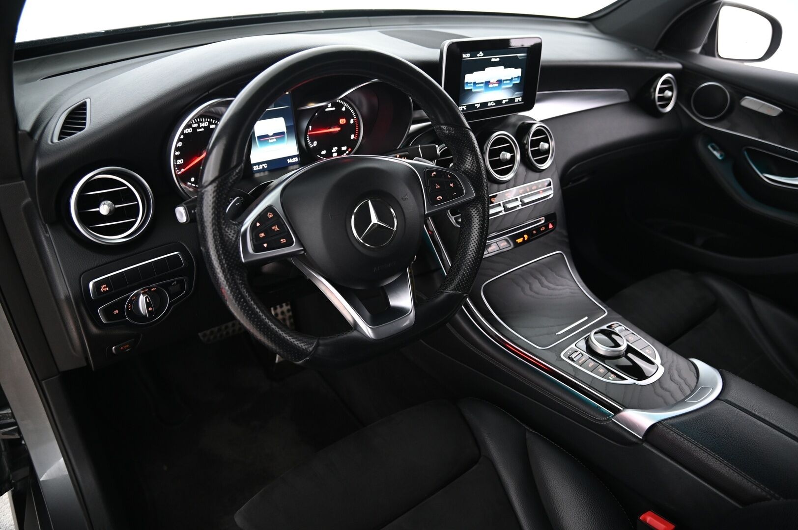 Mercedes-Benz GLC 2018 220 d 4Matic A Premium Business *Amg sisäpaketti / Webasto / DTR Pro / P.kamera / Sporttipenkit / Koukku* - *Suomi-auto / ILS-Led / 2x renkaat*