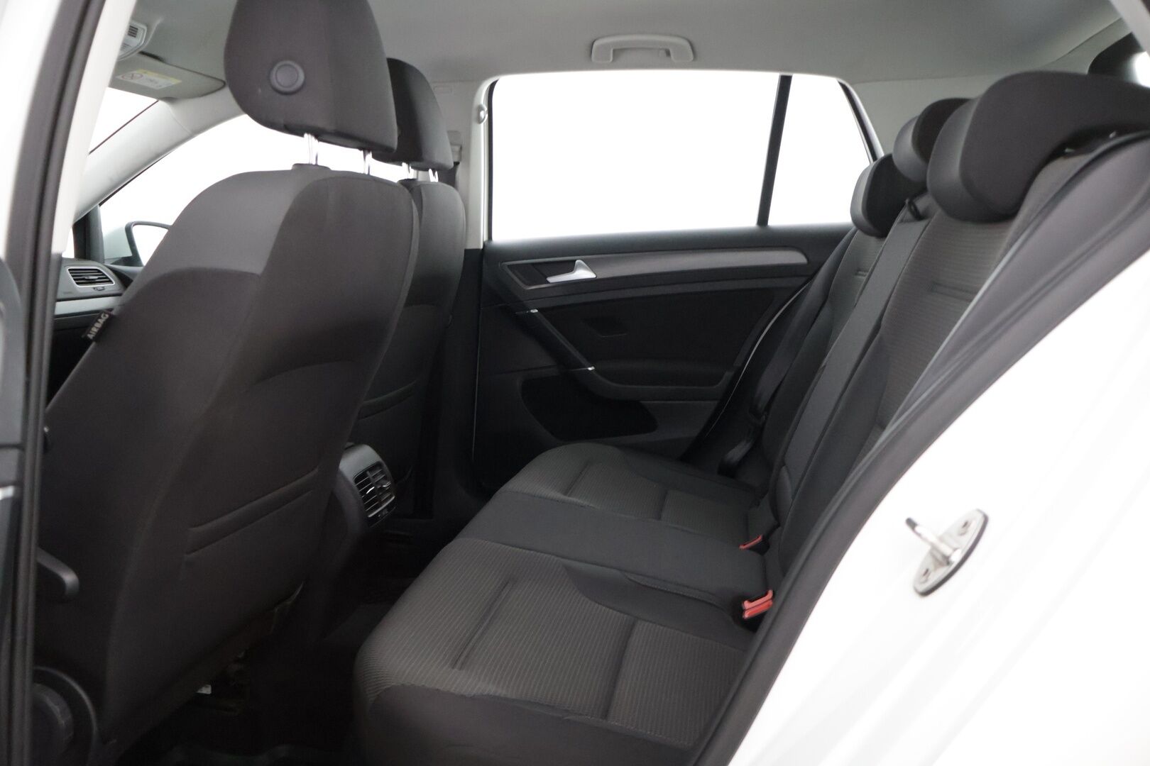 Volkswagen Golf 2018 e-Golf 100kW 36kWh aut. ** Facelift / Digimittaristo / Lämpöpumppu / Lämm. Tuulilasi / Acc / Carplay&Android auto ** - *Lämpöpaketilla varusteltu Suomiauto! / Kahdet renkaat vanteilla!*