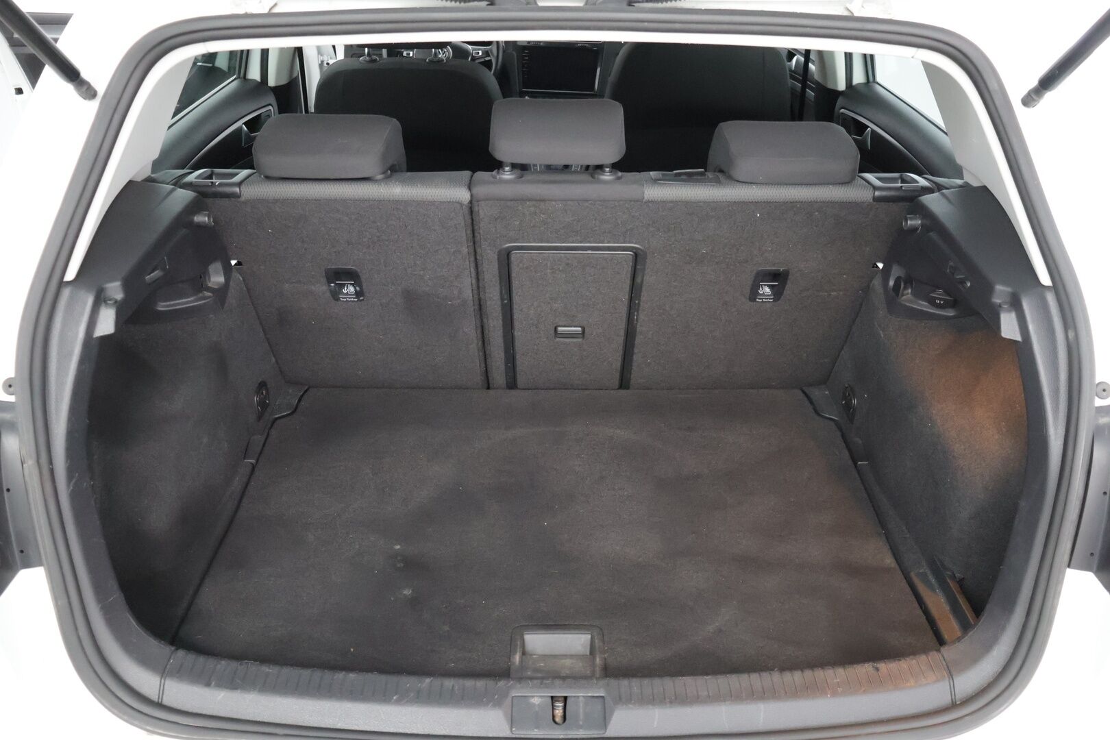 Volkswagen Golf 2018 e-Golf 100kW 36kWh aut. ** Facelift / Digimittaristo / Lämpöpumppu / Lämm. Tuulilasi / Acc / Carplay&Android auto ** - *Lämpöpaketilla varusteltu Suomiauto! / Kahdet renkaat vanteilla!*