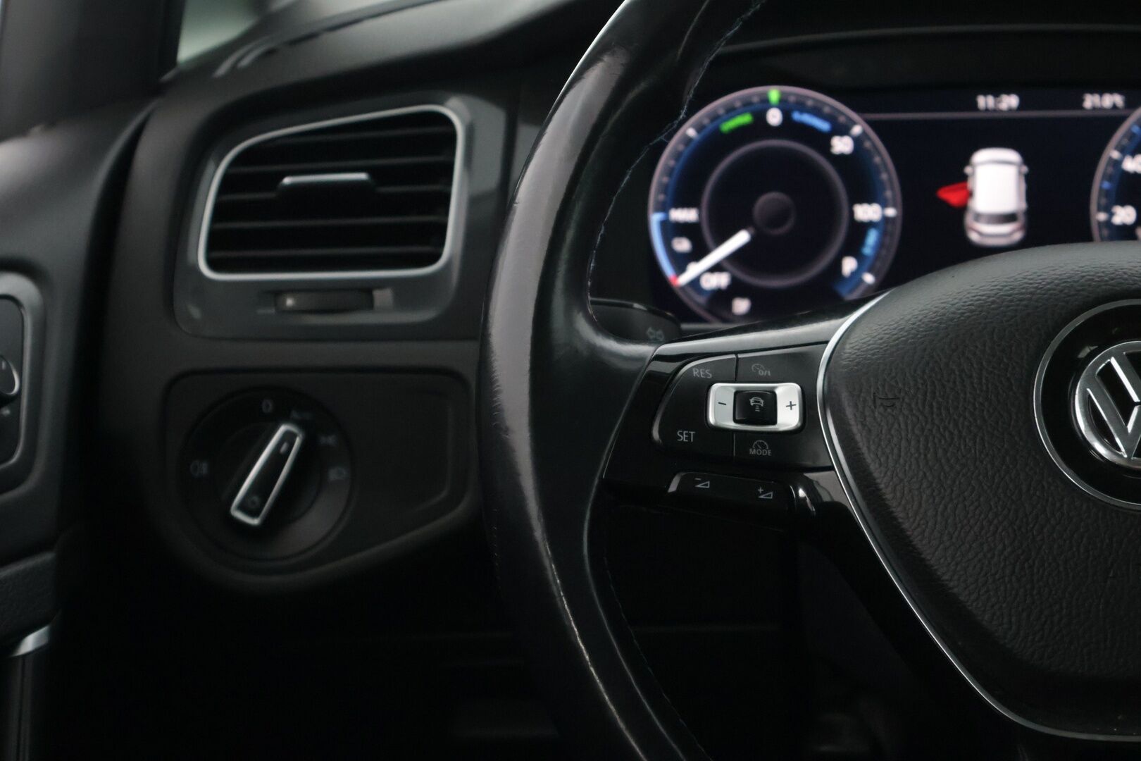 Volkswagen Golf 2018 e-Golf 100kW 36kWh aut. ** Facelift / Digimittaristo / Lämpöpumppu / Lämm. Tuulilasi / Acc / Carplay&Android auto ** - *Lämpöpaketilla varusteltu Suomiauto! / Kahdet renkaat vanteilla!*