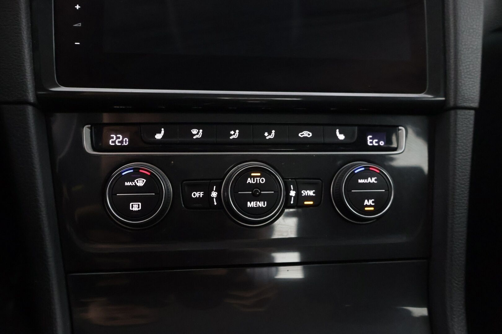 Volkswagen Golf 2018 e-Golf 100kW 36kWh aut. ** Facelift / Digimittaristo / Lämpöpumppu / Lämm. Tuulilasi / Acc / Carplay&Android auto ** - *Lämpöpaketilla varusteltu Suomiauto! / Kahdet renkaat vanteilla!*