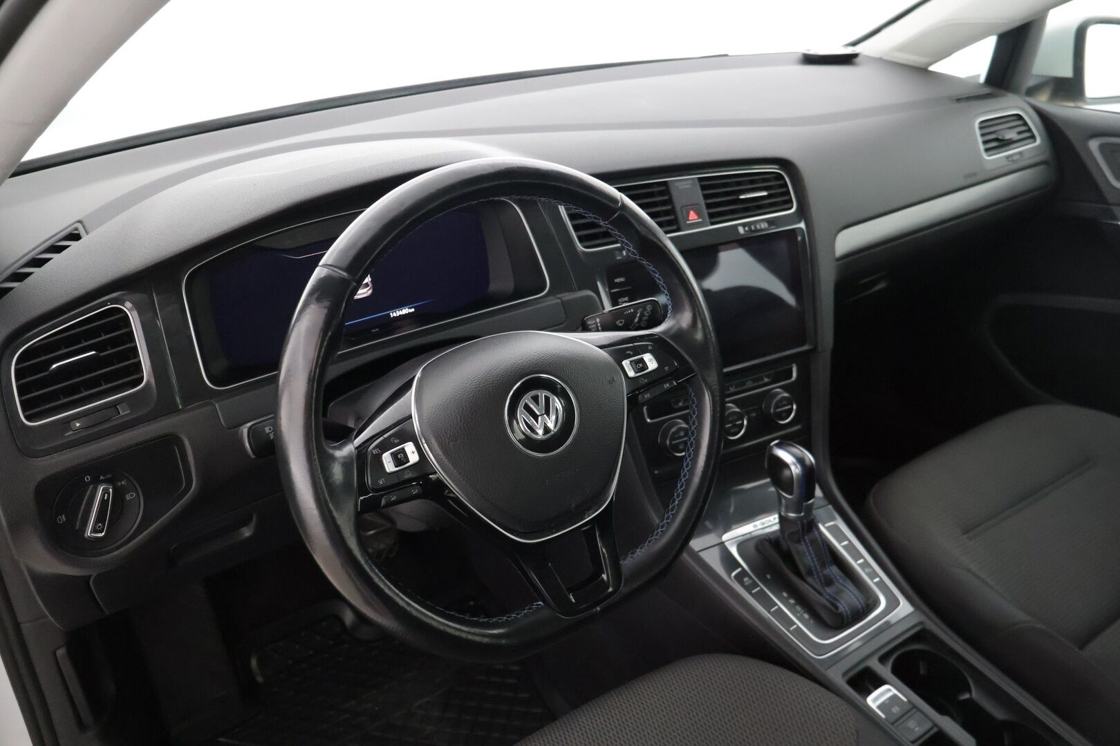 Volkswagen Golf 2018 e-Golf 100kW 36kWh aut. ** Facelift / Digimittaristo / Lämpöpumppu / Lämm. Tuulilasi / Acc / Carplay&Android auto ** - *Lämpöpaketilla varusteltu Suomiauto! / Kahdet renkaat vanteilla!*