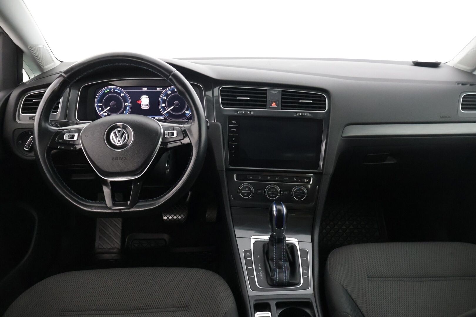 Volkswagen Golf 2018 e-Golf 100kW 36kWh aut. ** Facelift / Digimittaristo / Lämpöpumppu / Lämm. Tuulilasi / Acc / Carplay&Android auto ** - *Lämpöpaketilla varusteltu Suomiauto! / Kahdet renkaat vanteilla!*