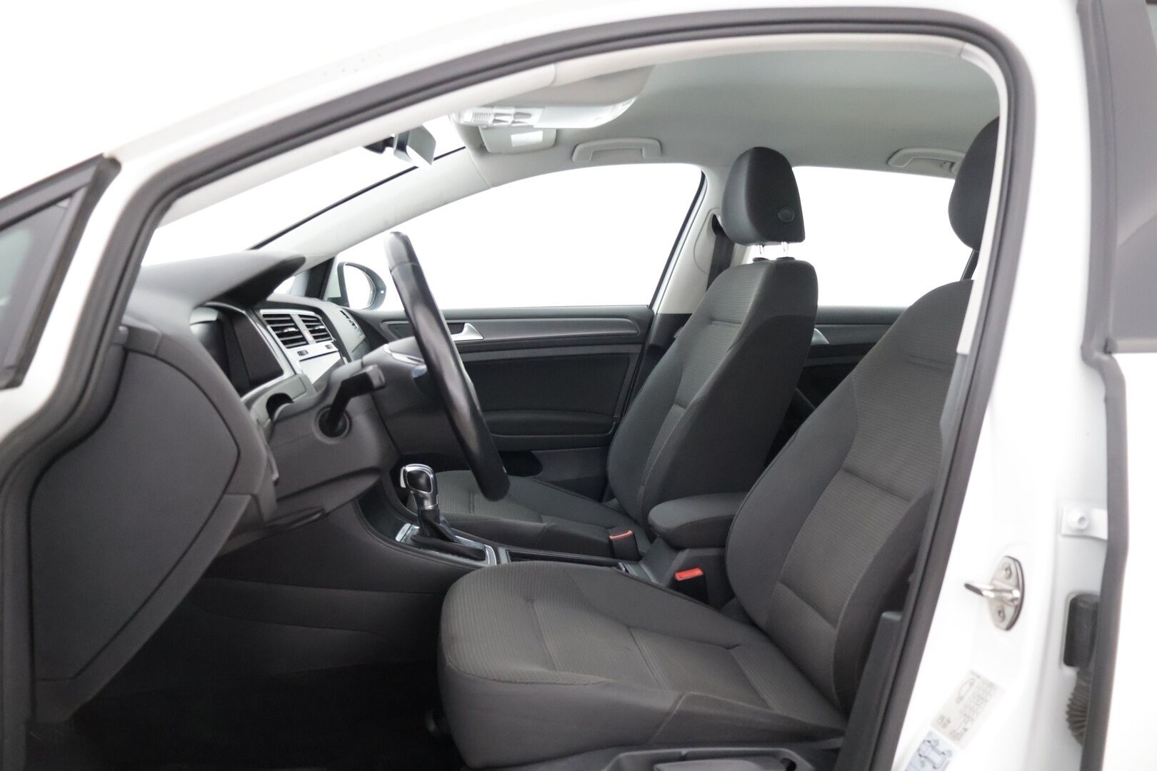 Volkswagen Golf 2018 e-Golf 100kW 36kWh aut. ** Facelift / Digimittaristo / Lämpöpumppu / Lämm. Tuulilasi / Acc / Carplay&Android auto ** - *Lämpöpaketilla varusteltu Suomiauto! / Kahdet renkaat vanteilla!*