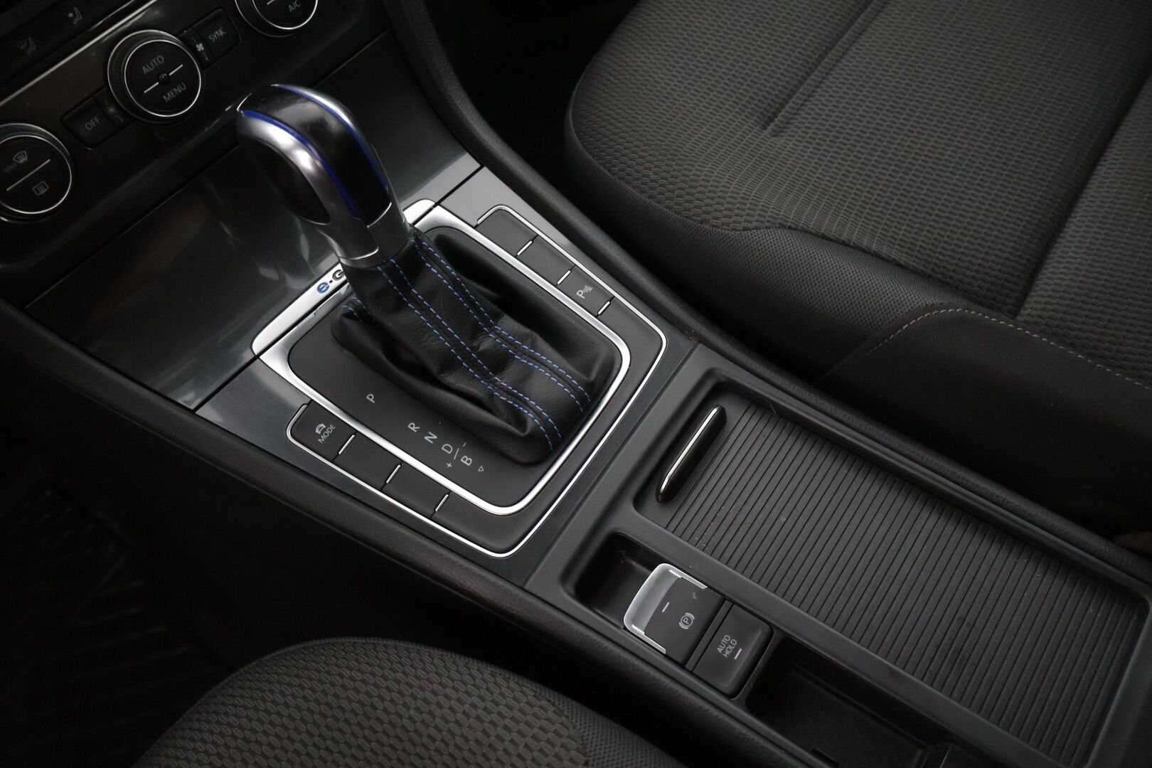 Volkswagen Golf 2018 e-Golf 100kW 36kWh aut. ** Facelift / Digimittaristo / Lämpöpumppu / Lämm. Tuulilasi / Acc / Carplay&Android auto ** - *Lämpöpaketilla varusteltu Suomiauto! / Kahdet renkaat vanteilla!*