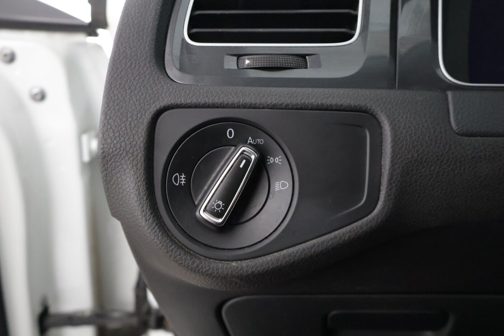 Volkswagen Golf 2018 e-Golf 100kW 36kWh aut. ** Facelift / Digimittaristo / Lämpöpumppu / Lämm. Tuulilasi / Acc / Carplay&Android auto ** - *Lämpöpaketilla varusteltu Suomiauto! / Kahdet renkaat vanteilla!*