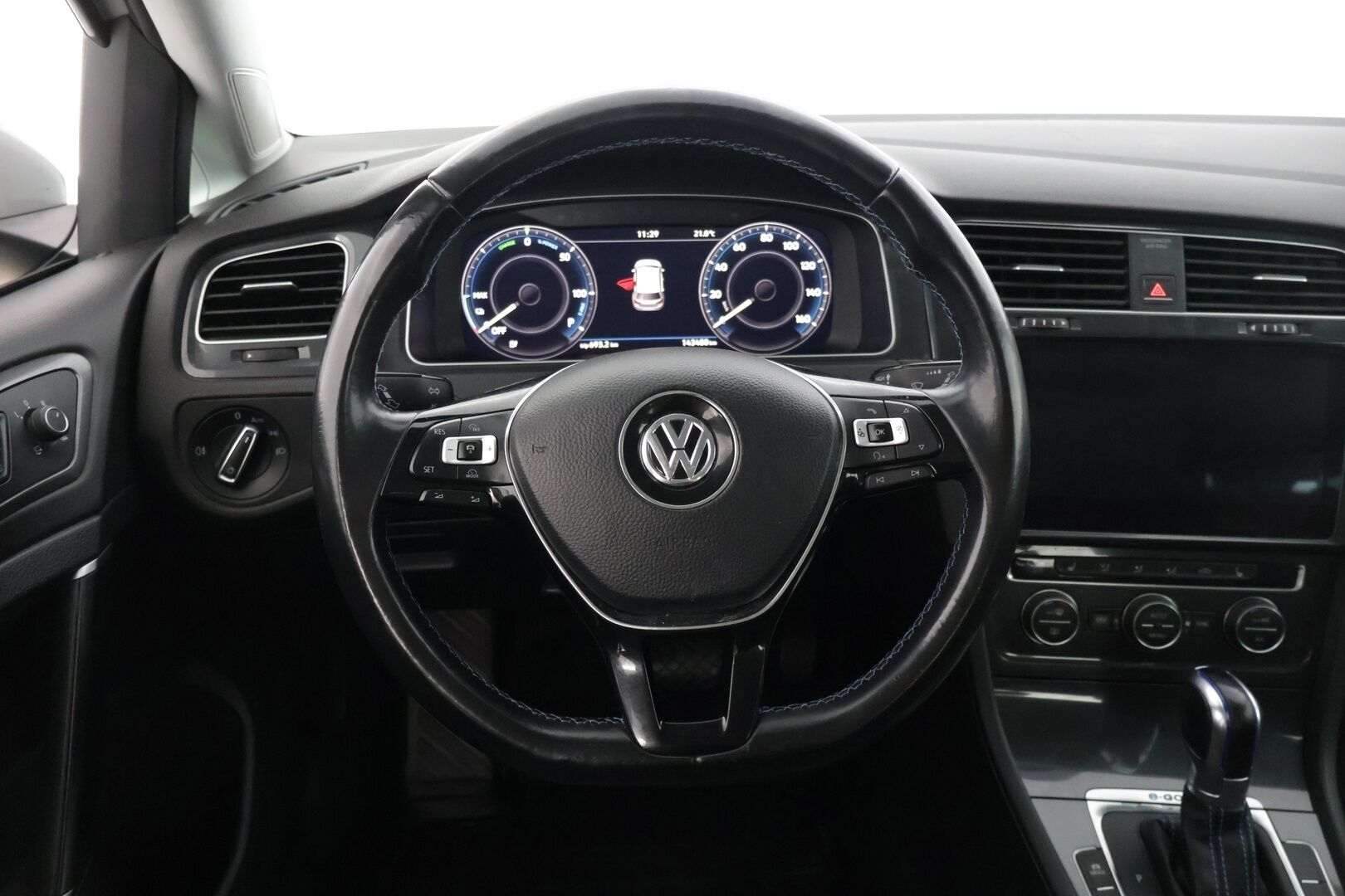 Volkswagen Golf 2018 e-Golf 100kW 36kWh aut. ** Facelift / Digimittaristo / Lämpöpumppu / Lämm. Tuulilasi / Acc / Carplay&Android auto ** - *Lämpöpaketilla varusteltu Suomiauto! / Kahdet renkaat vanteilla!*