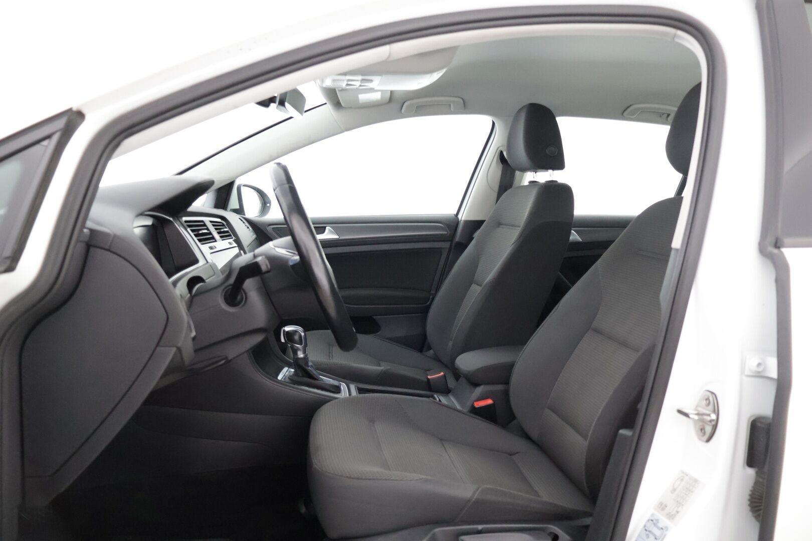 Volkswagen Golf 2018 e-Golf 100kW 36kWh aut. ** Facelift / Digimittaristo / Lämpöpumppu / Lämm. Tuulilasi / Acc / Carplay&Android auto ** - *Lämpöpaketilla varusteltu Suomiauto! / Kahdet renkaat vanteilla!*
