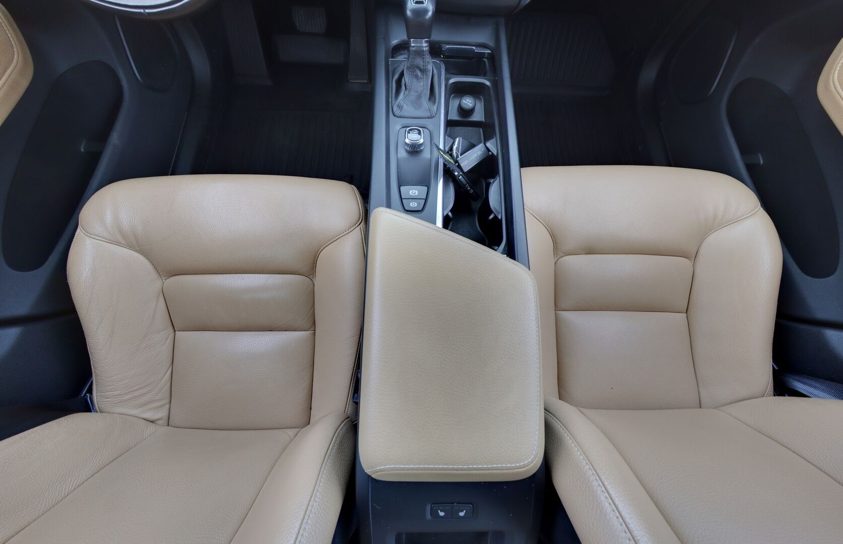 Volvo XC60 2018 D4 AWD Momentum aut * Upea Nahkasisusta / VOC / Alletait. Koukku / Webasto / Navi / Osasähköt! * - Suomi-auto / Katsastus 12/2026 / Uudet kesärenkaat