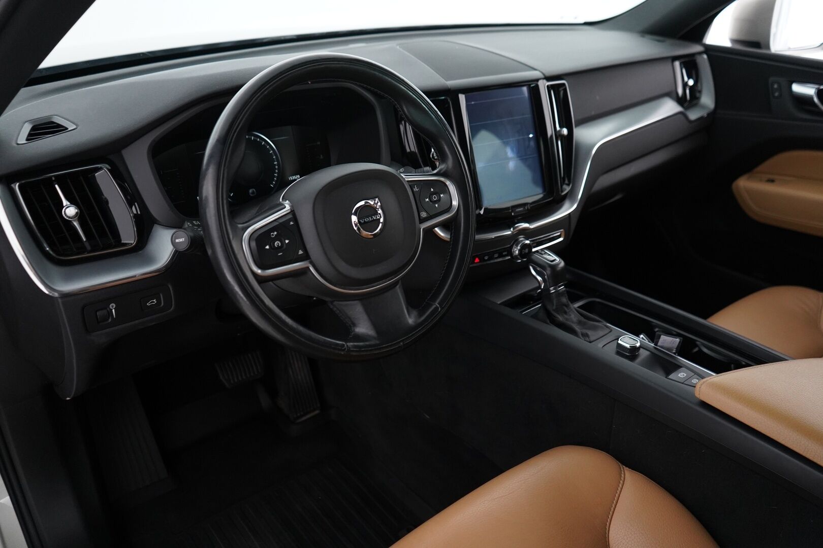 Volvo XC60 2018 D4 AWD Momentum aut * Upea Nahkasisusta / VOC / Alletait. Koukku / Webasto / Navi / Osasähköt! * - Suomi-auto / Katsastus 12/2026 / Uudet kesärenkaat