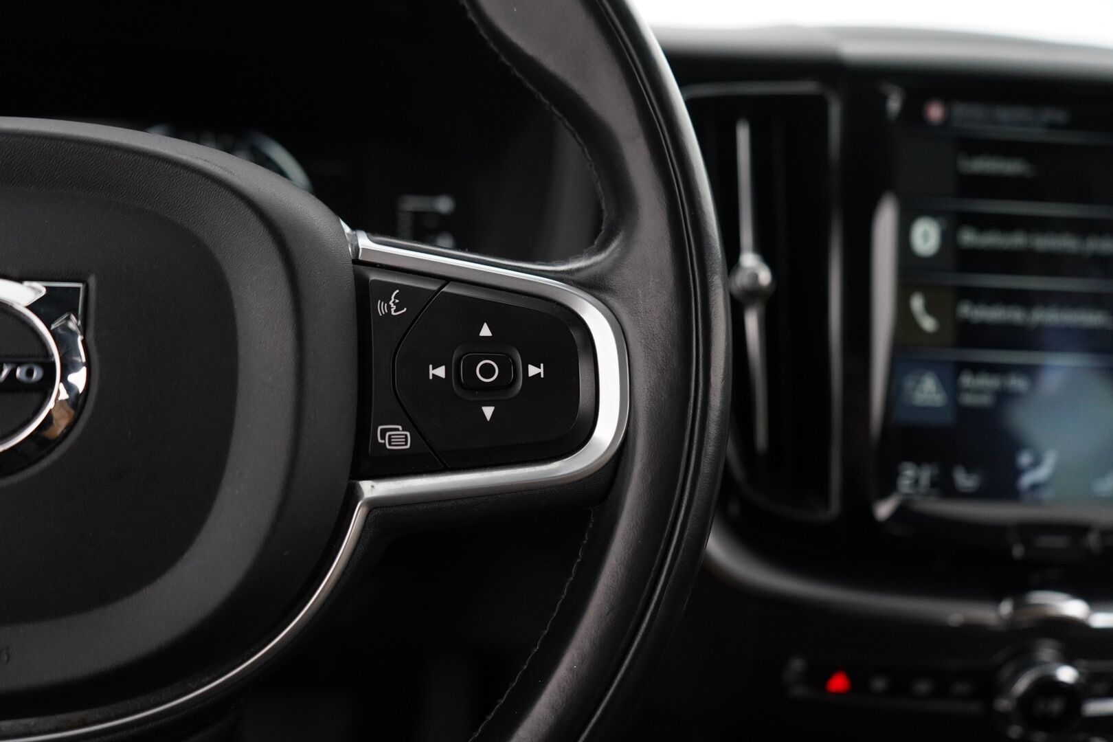 Volvo XC60 2018 D4 AWD Momentum aut * Upea Nahkasisusta / VOC / Alletait. Koukku / Webasto / Navi / Osasähköt! * - Suomi-auto / Katsastus 12/2026 / Uudet kesärenkaat