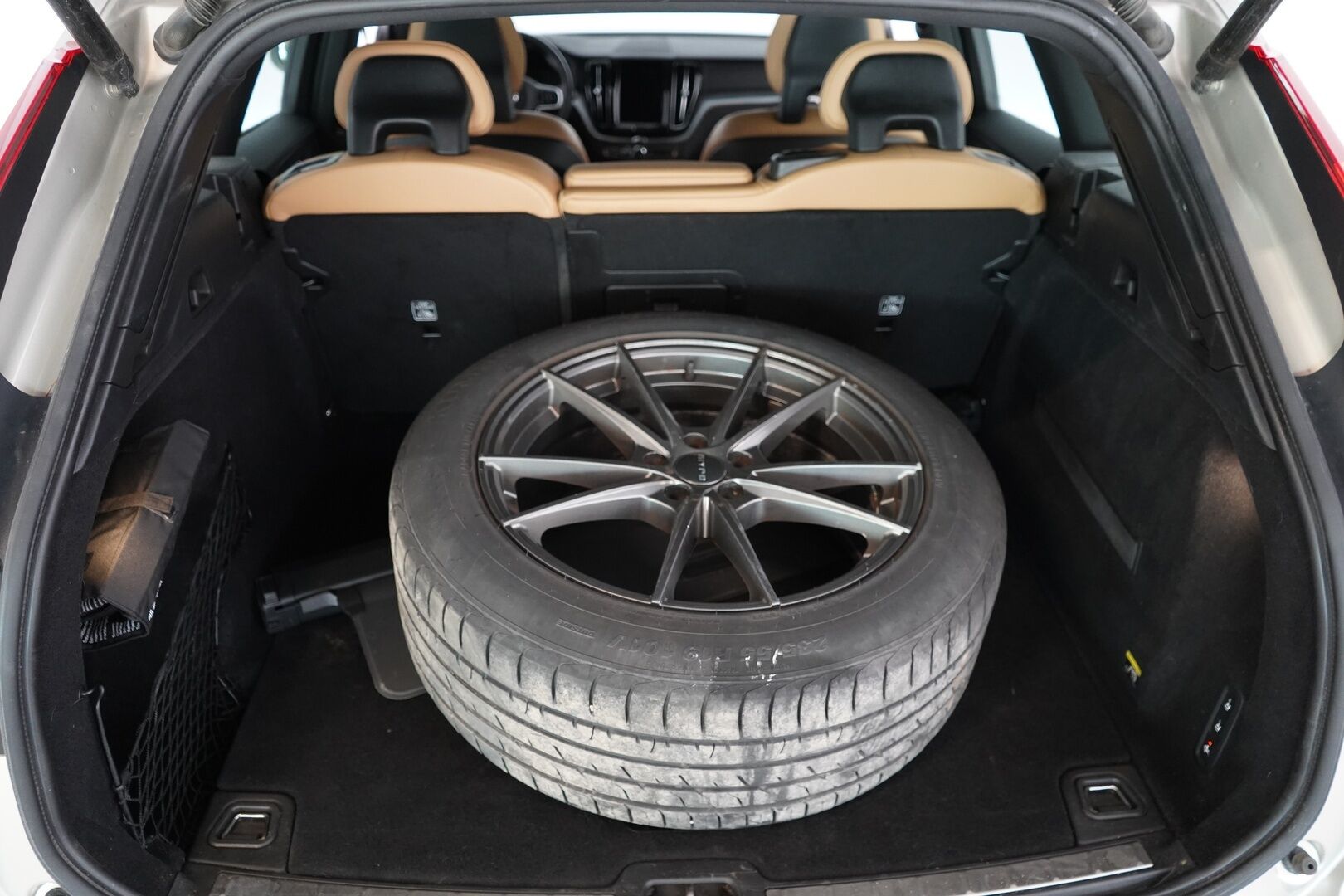 Volvo XC60 2018 D4 AWD Momentum aut * Upea Nahkasisusta / VOC / Alletait. Koukku / Webasto / Navi / Osasähköt! * - Suomi-auto / Katsastus 12/2026 / Uudet kesärenkaat