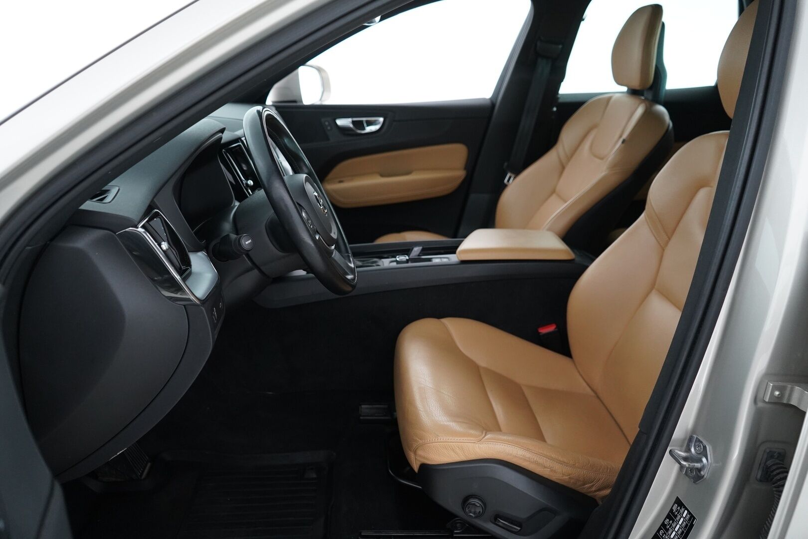 Volvo XC60 2018 D4 AWD Momentum aut * Upea Nahkasisusta / VOC / Alletait. Koukku / Webasto / Navi / Osasähköt! * - Suomi-auto / Katsastus 12/2026 / Uudet kesärenkaat