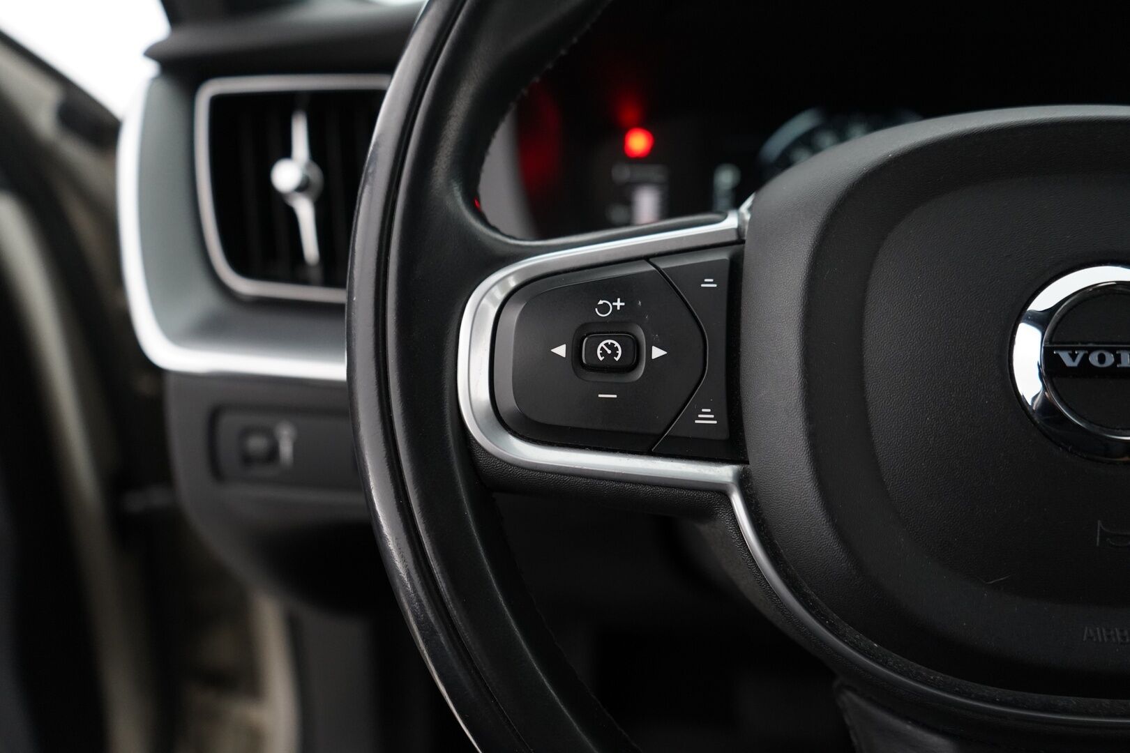 Volvo XC60 2018 D4 AWD Momentum aut * Upea Nahkasisusta / VOC / Alletait. Koukku / Webasto / Navi / Osasähköt! * - Suomi-auto / Katsastus 12/2026 / Uudet kesärenkaat