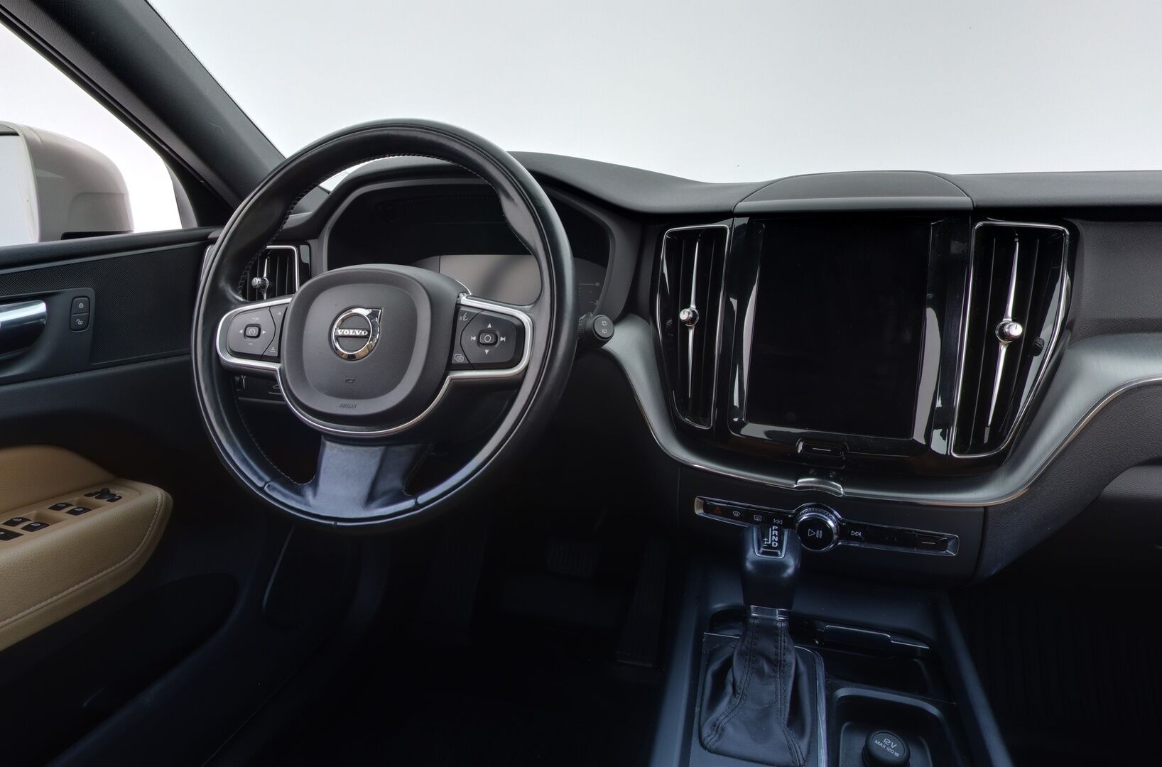 Volvo XC60 2018 D4 AWD Momentum aut * Upea Nahkasisusta / VOC / Alletait. Koukku / Webasto / Navi / Osasähköt! * - Suomi-auto / Katsastus 12/2026 / Uudet kesärenkaat