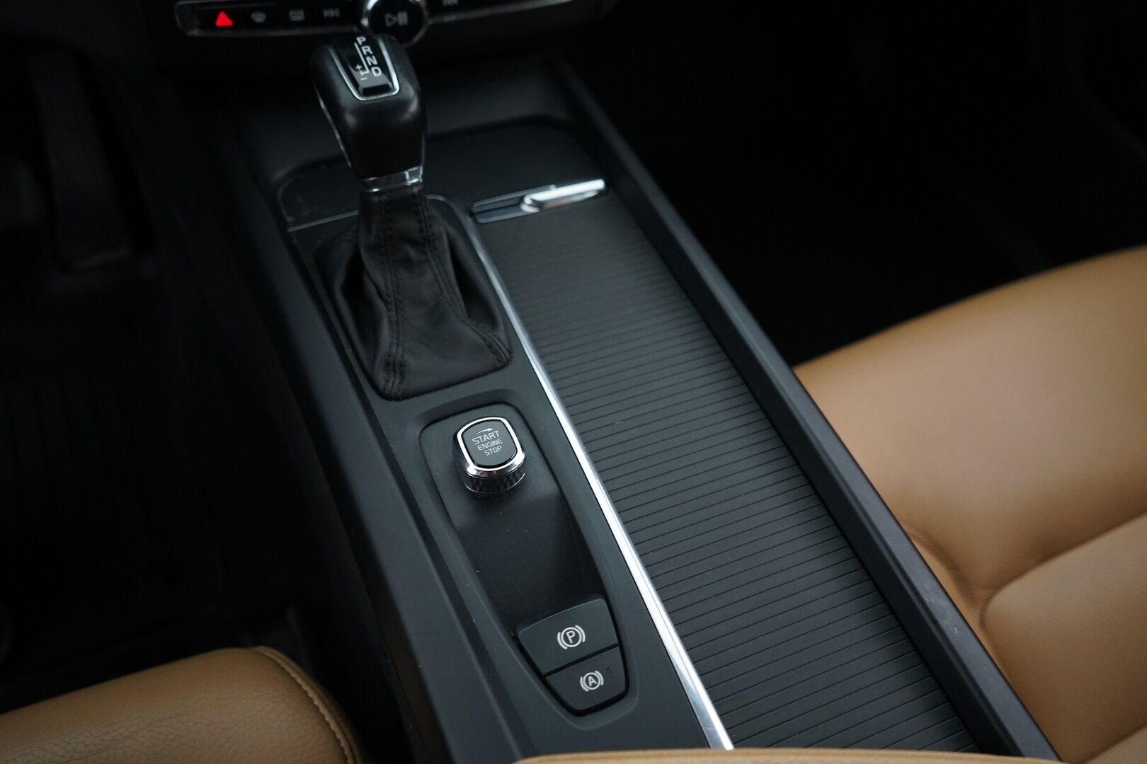 Volvo XC60 2018 D4 AWD Momentum aut * Upea Nahkasisusta / VOC / Alletait. Koukku / Webasto / Navi / Osasähköt! * - Suomi-auto / Katsastus 12/2026 / Uudet kesärenkaat