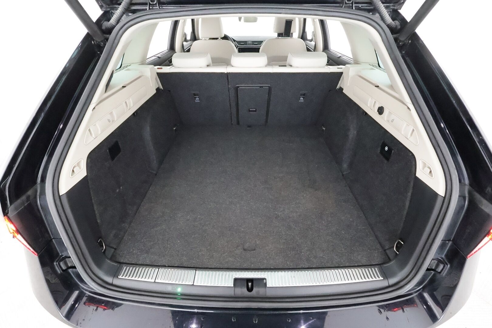 Skoda Superb 2021 Combi 1,4 TSI PHEV L&K iV DSG *Webasto / ACC / Canton / Panorama / Matrix-LED / 360° / Hierova&Ilmastoitu Muistipenkki* - *Taittuva koukku / Suomi-auto / Kahdet renkaat*