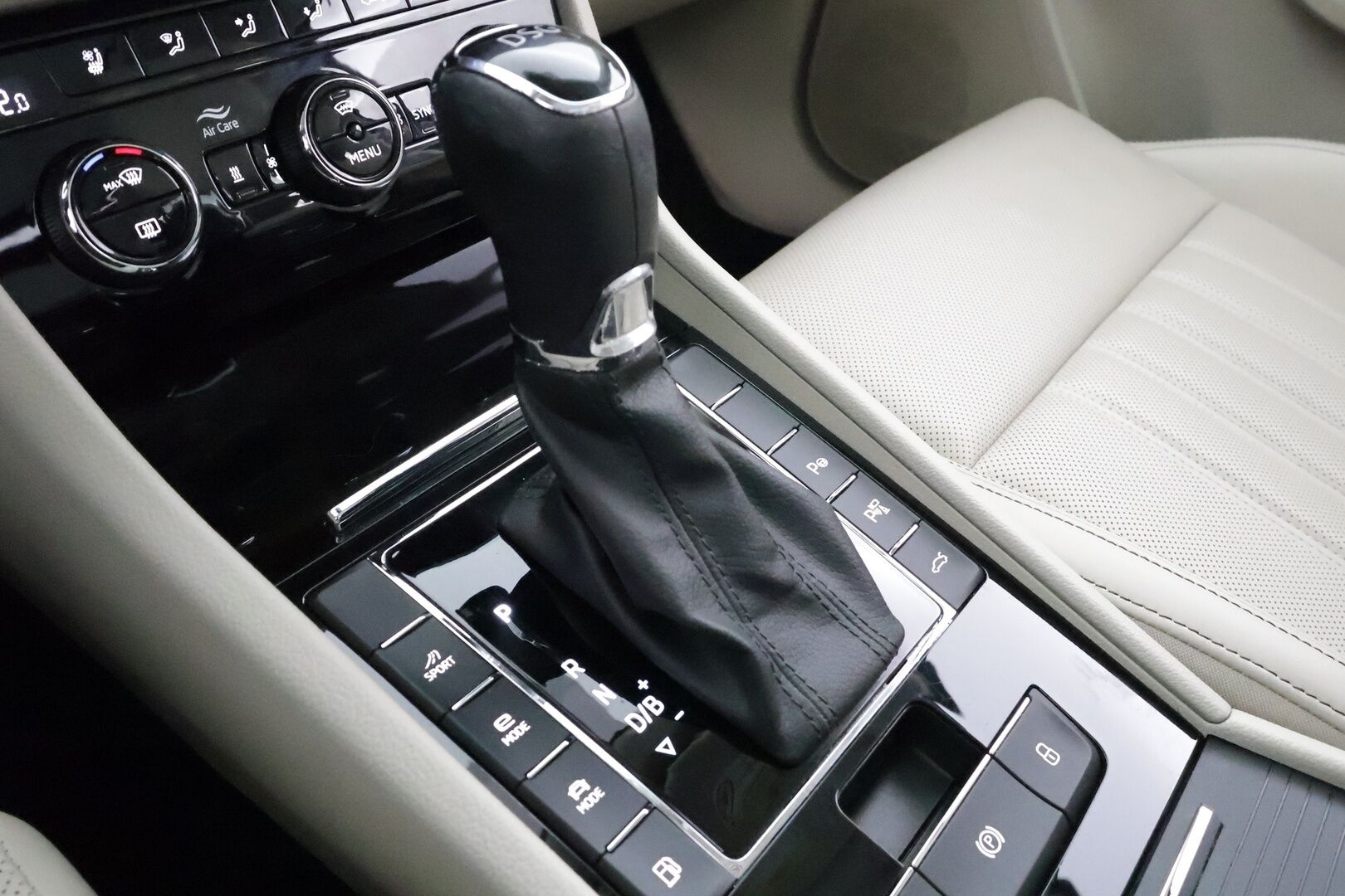 Skoda Superb 2021 Combi 1,4 TSI PHEV L&K iV DSG * Canton / ACC / Panorama / Matrix-LED / 360° / Hierova&Ilmastoitu Muistipenkki / Koukku * - Webasto / Suomi-auto / Kahdet renkaat - HULLU BLACKWEEK KORKOTARJOUS 2,49%