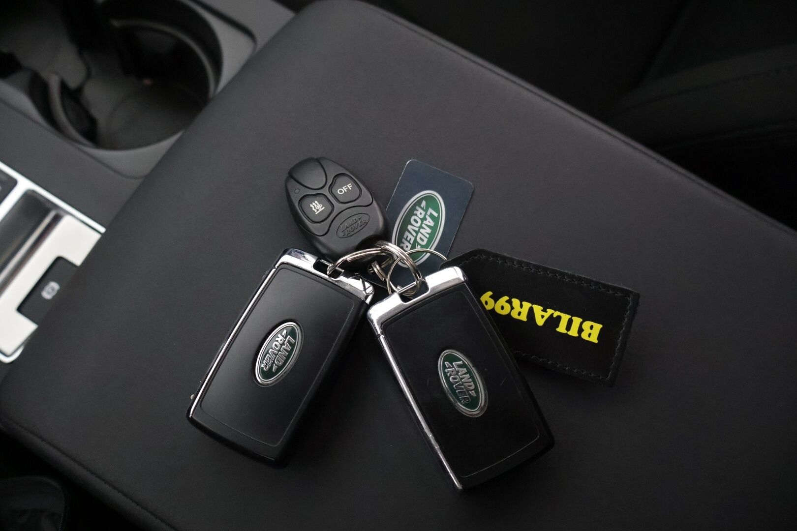 Land Rover Discovery 2018 2,0 Td4 SE Aut **7-Paikkainen / WEBASTO / Koukku / Suomi-Auto** - Kahdet renkaat aluvanteilla / Siisti!