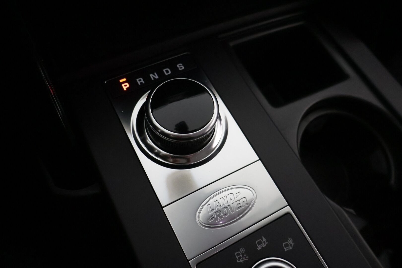 Land Rover Discovery 2018 2,0 Td4 SE Aut *Suomi-auto / 7-P / Webasto / Koukku* - Kahdet renkaat aluvanteilla / Siisti! - HULLUT AVAJAISHULINAT KORKOTARJOUS 3,29 %