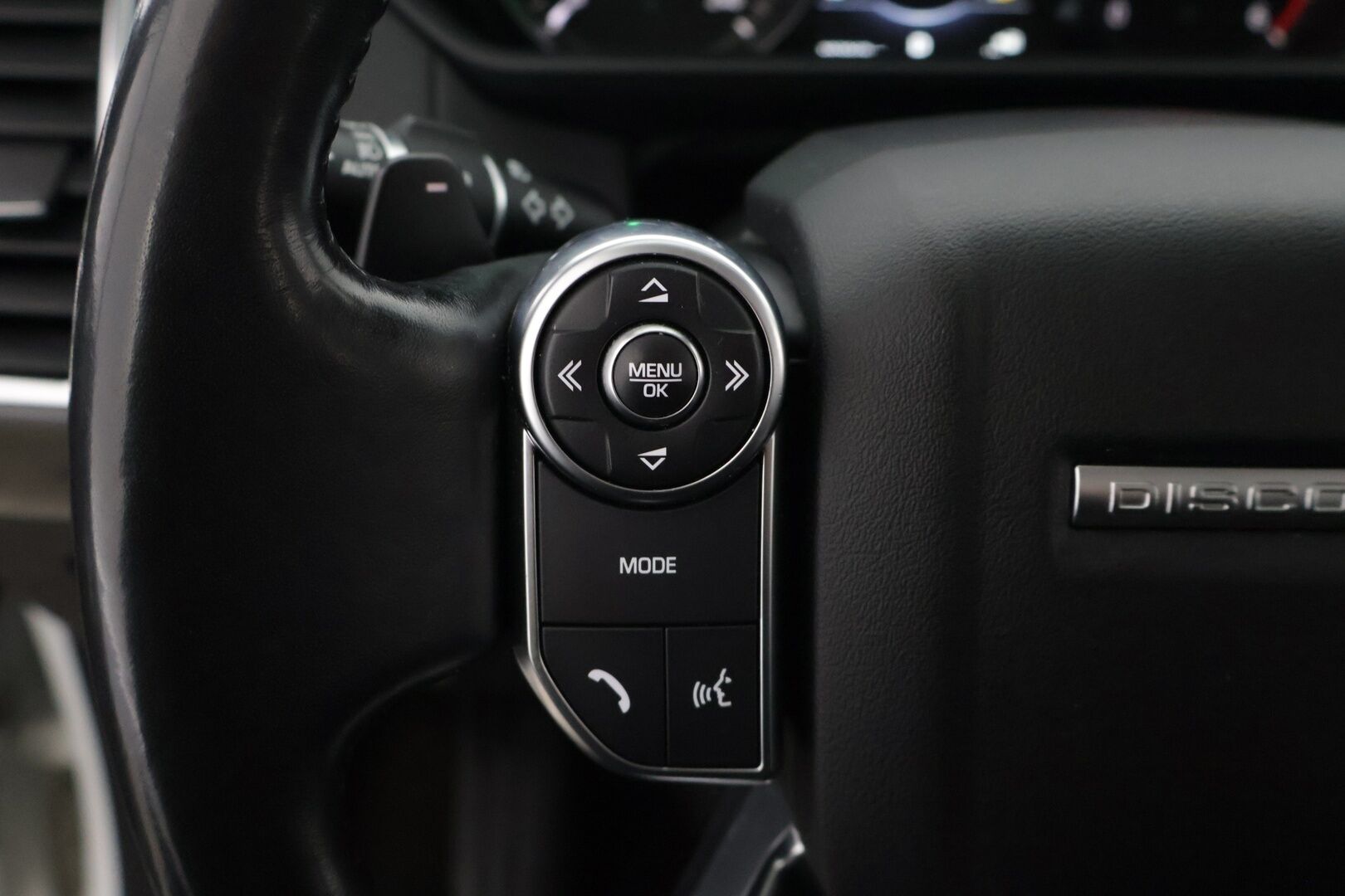 Land Rover Discovery 2018 2,0 Td4 SE Aut *Suomi-auto / 7-P / Webasto / Koukku* - Kahdet renkaat aluvanteilla / Siisti! - HULLUT AVAJAISHULINAT KORKOTARJOUS 3,29 %