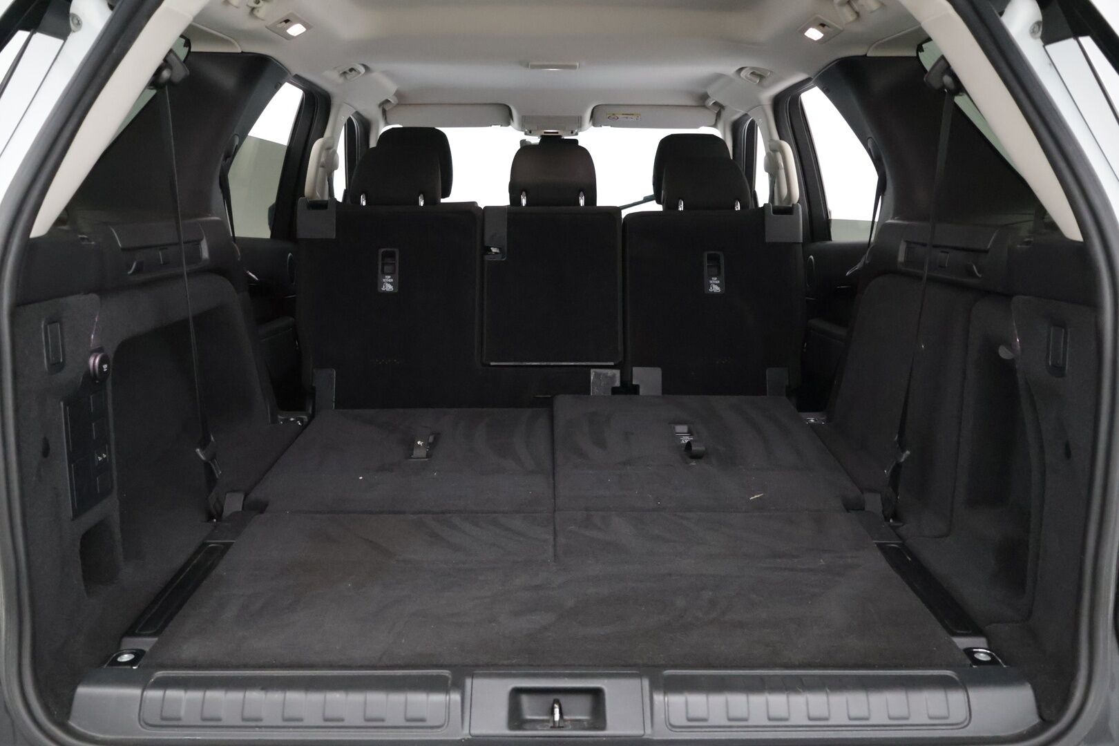 Land Rover Discovery 2018 2,0 Td4 SE Aut *Suomi-auto / 7-P / Webasto / Koukku* - Kahdet renkaat aluvanteilla / Siisti! - HULLUT AVAJAISHULINAT KORKOTARJOUS 3,29 %