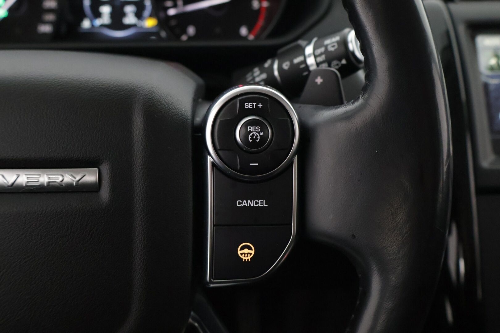 Land Rover Discovery 2018 2,0 Td4 SE Aut **7-Paikkainen / WEBASTO / Koukku / Suomi-Auto** - Kahdet renkaat aluvanteilla / Siisti!