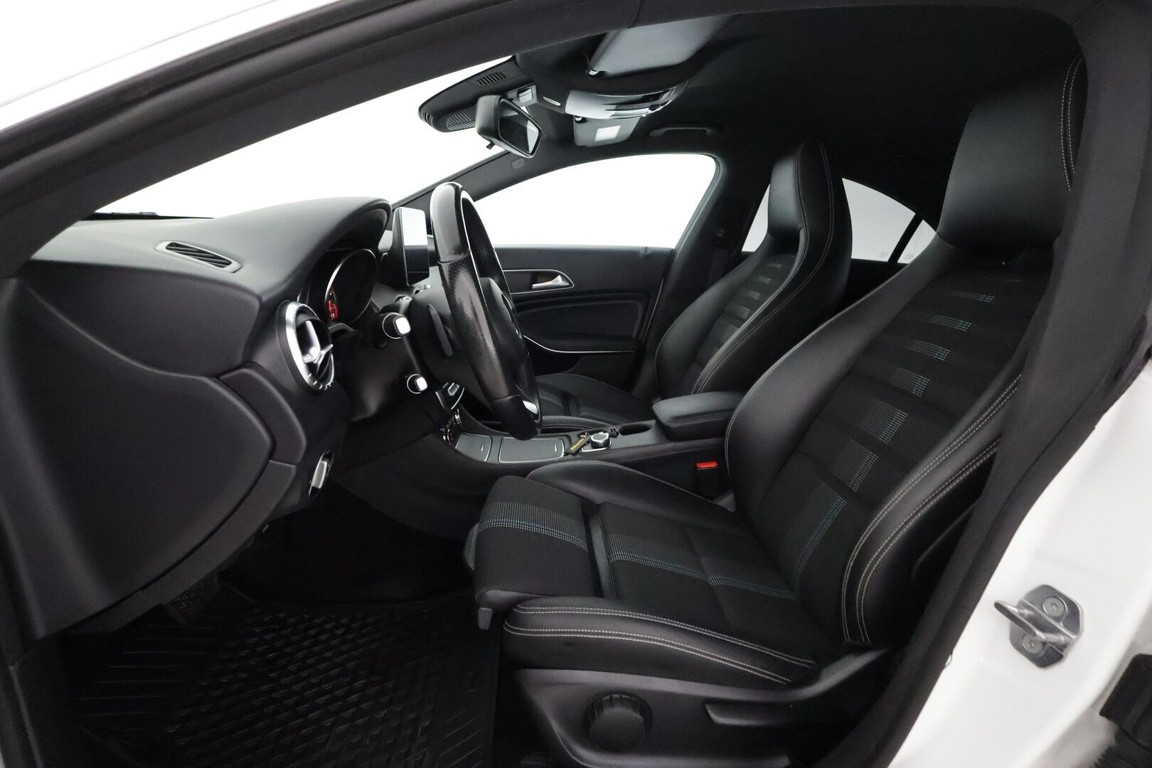 Mercedes-Benz CLA 2018 200d A Premium Business **Harman/Kardon / LED-High Performance / Sporttipenkit / P.Kamera / Sisätilanlämmitin** - AC / Vakkari / 2x Renkaat