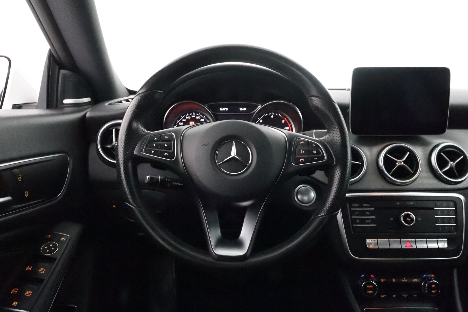 Mercedes-Benz CLA 2018 200d A Premium Business **Harman/Kardon / LED-High Performance / Sporttipenkit / P.Kamera / Sisätilanlämmitin** - AC / Vakkari / 2x Renkaat