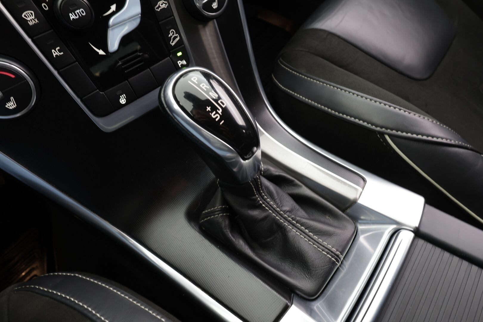 Volvo XC60 2014 D4 AWD R-Design aut * Vakkari / P.tutka / Xenon / Koukku / Webasto / Premium Sound / Muistipenkki / Navi / Puolinahat * - Kahdet renkaat aluvanteilla / Juuri katsastettu - HULLUT BLACKWEEK JATKOT - KORKOTARJOUS 2,49%