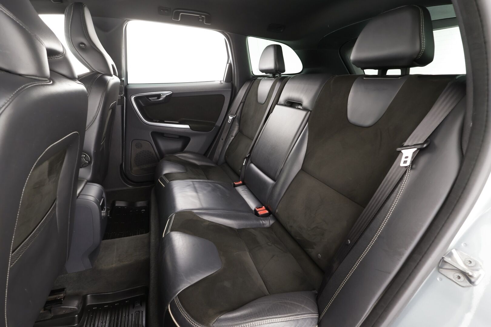 Volvo XC60 2014 D4 AWD R-Design aut * Vakkari / P.tutka / Xenon / Koukku / Webasto / Premium Sound / Muistipenkki / Navi / Puolinahat * - Kahdet renkaat aluvanteilla / Juuri katsastettu - HULLUT BLACKWEEK JATKOT - KORKOTARJOUS 2,49%